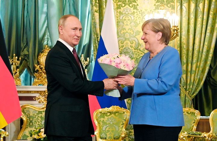 Λουλούδια από τον Πούτιν στην Μέρκελ (Αύγουστος 2021) 