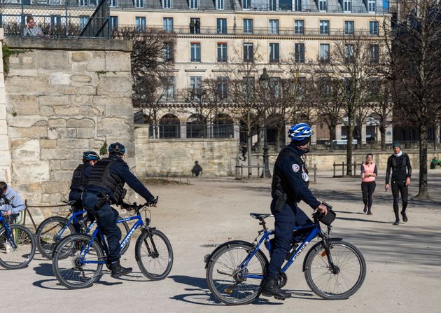 Une brigade de police à vélo, comme celle ayant tiré sur le véhicule dans...