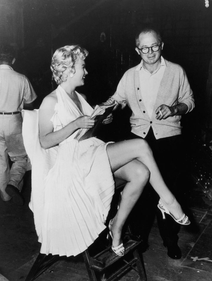 Η Μέριλιν Μονρόε και ο σκηνοθέτης Μπίλι Γουάιλντερ στα γυρίσματα της ταινίας «Επτά Χρόνια Φαγούρα» το 1955. (Photo by Hulton Archive/Getty Images)