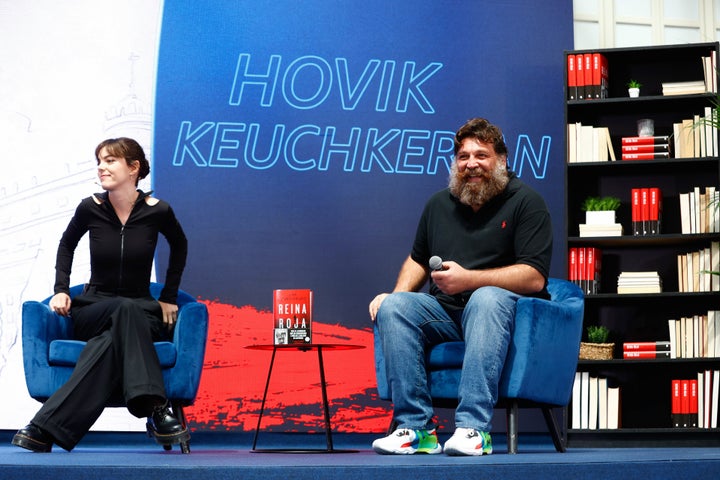 La actriz Vicky Luengo y el actor Hovik Keuchkerian en la presentación de la serie 'Reina Roja'.