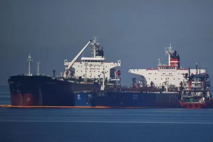 Το υπό σημαία Λιβερίας πετρελαιοφόρο Ice Energy μεταφέρει αργό πετρέλαιο από το υπό ιρανική σημαία δεξαμενόπλοιο Lana (πρώην Pegas), στα ανοιχτά της Καρύστου, στο νησί της Εύβοιας, Ελλάδα, 26 Μαΐου 2022