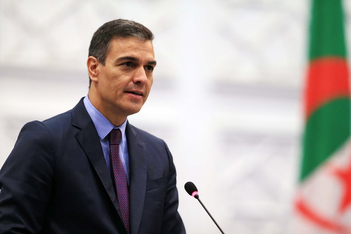 Pedro Sánchezm, con la bandera de Argelia detrás con motivo del Foro Económico España-Argelia en 2020