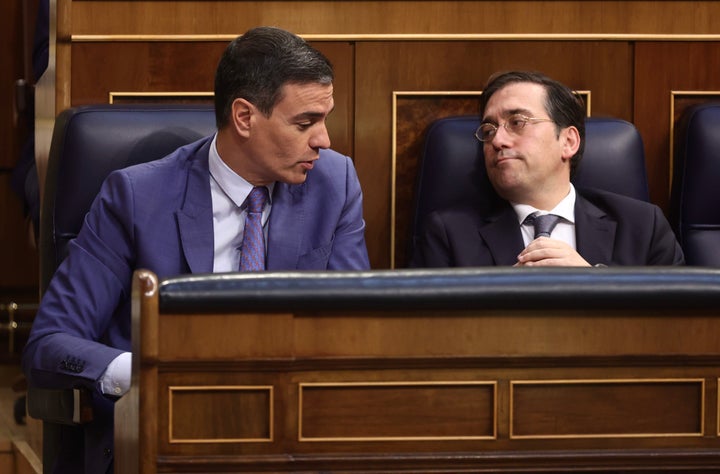 Albares, titular de Exteriores, junto a Sánchez en el Congreso