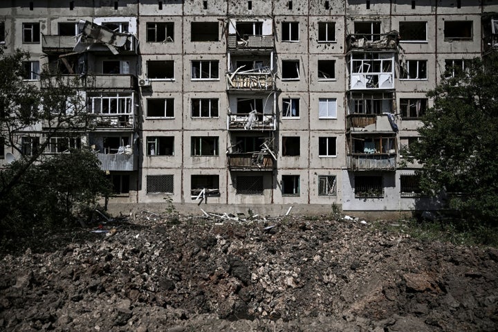 Un cráter provocado por un misil que impactó frente a un edificio residencial en Severodonetsk