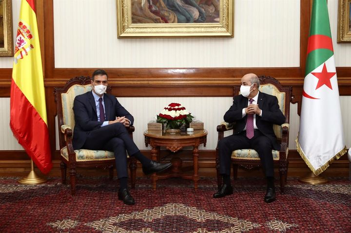 El presidente del Gobierno, Pedro Sánchez, y el presidente de Argelia, Abdelmayid Tebune.