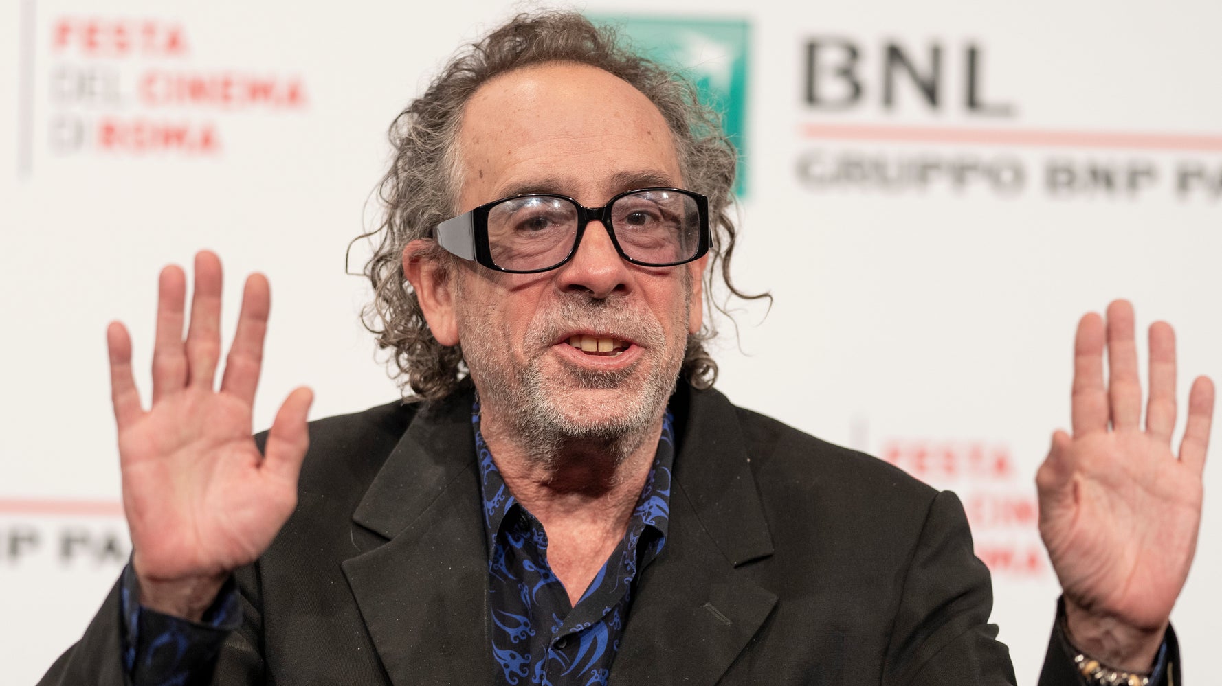 Tim Burton Roasts Warner Bros Over Batsuit Reflects On Batman Returns 30th Anniversary Huffpost Entertainment Tim Burton Roasts Warner Bros Over Batsuit Reflects On Batman Returns 30th Anniversary Huffpost Entertainment