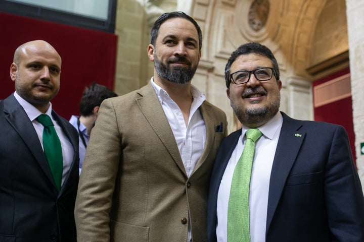 Santiago Abascal, líder de Vox, con el entonces líder en Andalucía, Francisco Serrano y Rodrigo Alonso, diputado por Almería, en enero de 2019, durante la constitución del Parlamento.
