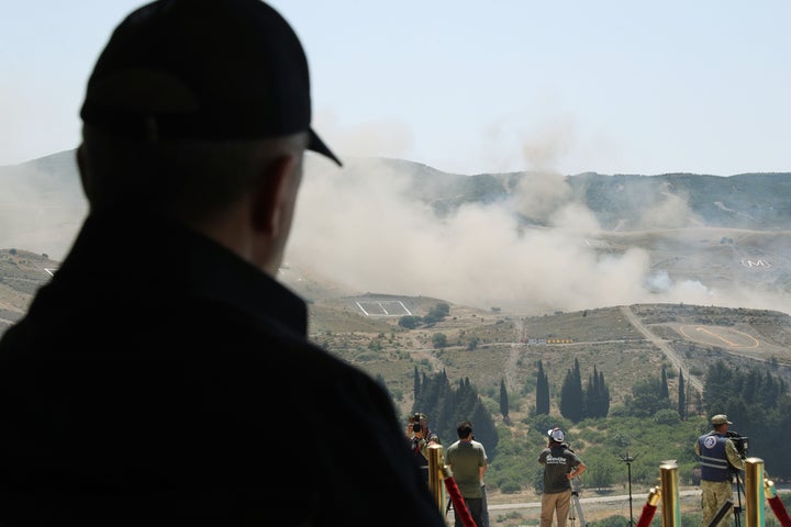 Φωτογραφία που διένειμε η Τουρκική Προεδρία στις 9 Ιουνίου 2022 με τον Ερντογάν ενώ παρακολουθεί την στρατιωτική άσκηση στην Σμύρνη. (Photo by TUR Presidency/ Murat Cetinmuhurdar/Anadolu Agency via Getty Images)