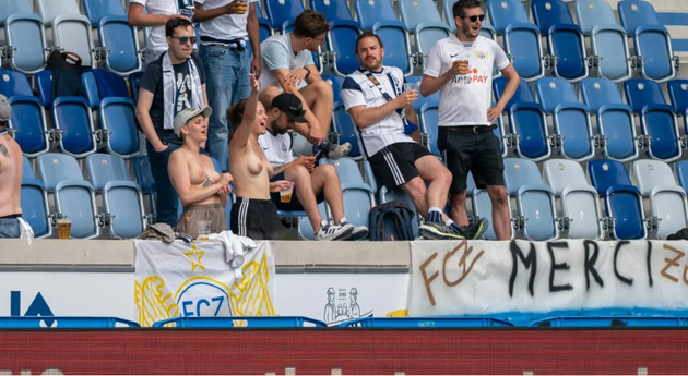 Des supportrices Zurichoises qui assistaient seins nus à la finale du championnat de football féminin Suisse ont été contraintes de se rhabiller.