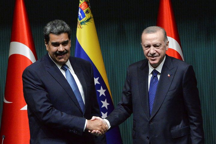 Ο Τούρκος Πρόεδρος Ταγίπ Ερντογάν σε θερμή χειραψία με τον Πρόεδρο της Βενεζουέλας Νικολάς Μαδούρο, στην Άγκυρα στις 8 Ιουνίου 2022. (Photo by Mustafa Kaya/Xinhua via Getty Images)