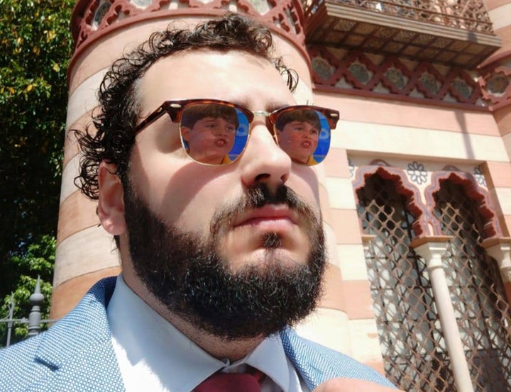 Lucas Melcón, creador de 'Malacara', con las gafas de sol del '<a href="https://www.youtube.com/watch?v=zTKdOtoXdYs" target="_blank" role="link" class=" js-entry-link cet-external-link" data-vars-item-name="niño corneta" data-vars-item-type="text" data-vars-unit-name="62a2124ee4b06594c1c57a69" data-vars-unit-type="buzz_body" data-vars-target-content-id="https://www.youtube.com/watch?v=zTKdOtoXdYs" data-vars-target-content-type="url" data-vars-type="web_external_link" data-vars-subunit-name="article_body" data-vars-subunit-type="component" data-vars-position-in-subunit="0">niño corneta</a>'.