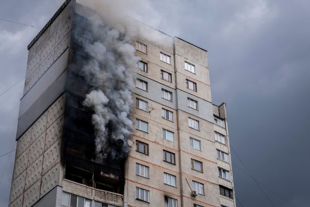 Un immeuble en feu à Kharviv, dans l'est de l'Ukraine, après une frappe