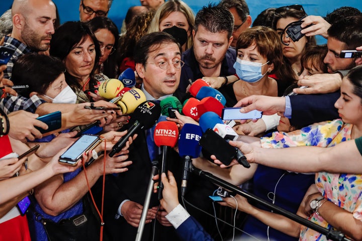 El ministro, rodeado por un enorme corrillo de periodistas