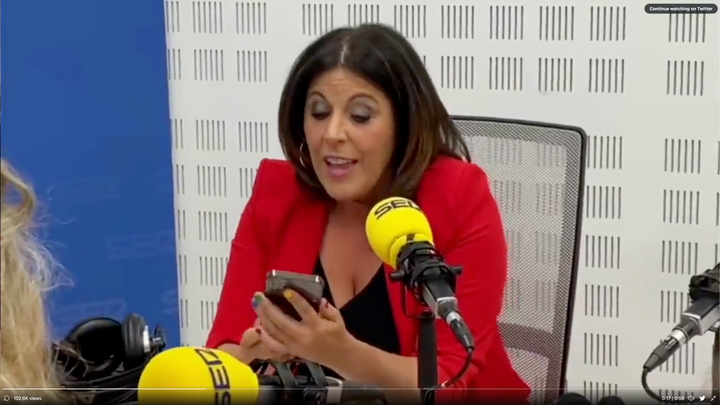 Ángeles Ferriz sostiene su teléfono en la mano.