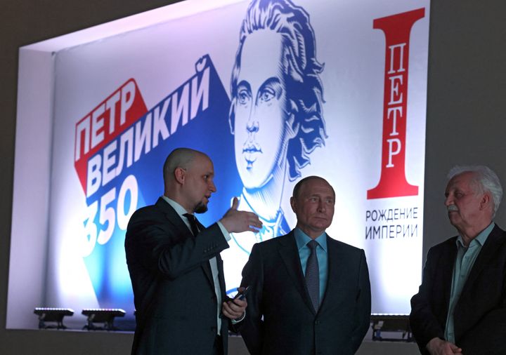 Ο πρόεδρος της Ρωσίας Βλαντιμίρ Πούτιν επισκέπτεται μια έκθεση που άνοιξε για τον εορτασμό της 350ης επετείου από τη γέννηση του Ρώσου τσάρου και του πρώτου Ρώσου αυτοκράτορα Πέτρου του Μεγάλου στη Μόσχα, Ρωσία, 9 Ιουνίου 2022