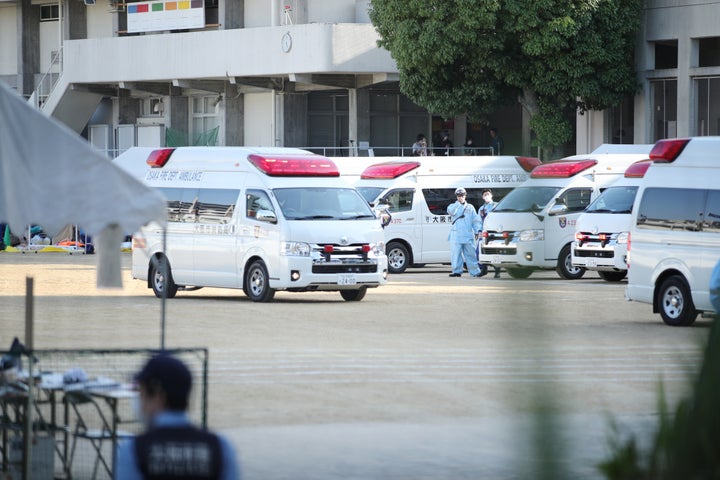 生徒が体調不良を訴えた大阪女学院の校庭に集まった救急車（2022年6月2日撮影）