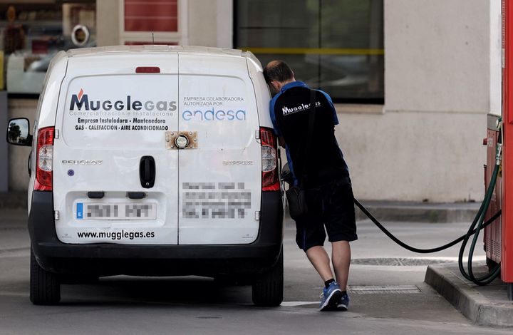 Un hombre echa gasolina en Madrid, el pasado 12 de mayo. 