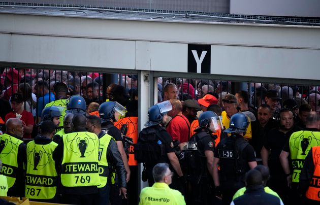 Des policiers gardent l'entrée du Stade de France côté supporters de Liverpool avant la finale de la Ligue des champions, à Saint-Denis, samedi 28 mai 2022.