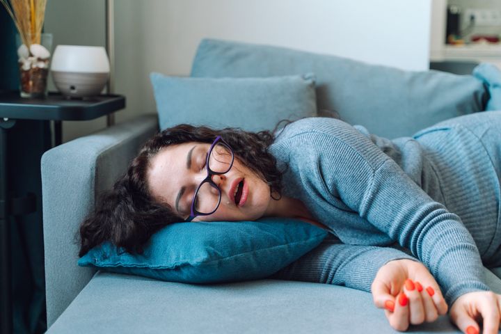 Eάν κοιμόμαστε λιγότερες από τις συνιστώμενες ώρες και μας παίρνει ο ύπνος αμέσως μόλις ξαπλώσουμε, το σώμα μας προειδοποιεί ότι χρειάζεται περισσότερη ξεκούραση.