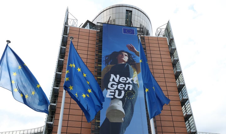 Campaña de los fondos Next Generation de la UE en el edificio Berlaymont, sede de la Comisión Europea, en Bruselas.