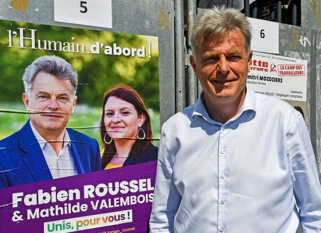 Fabien Roussel, devant son affiche de campagne des législatives pour la 20e circonscription du Nord.