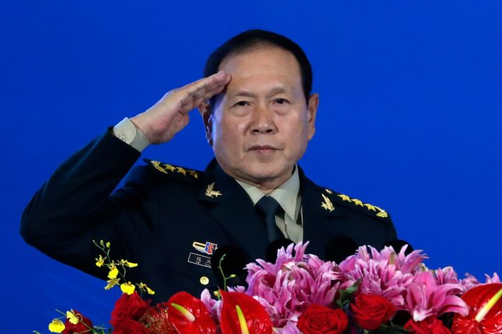Ο Κινέζος υπουργός Άμυνας, Ουέι Φενγκέ, παραπονέθηκε στον Αμερικανό ομόλογό του την Παρασκευή, 10 Ιουνίου 2022, για τις τελευταίες αποστολές όπλων των Η.Π.Α. στην Ταϊβάν και προειδοποίησε για μια πιθανή σύγκρουση στο αυτοδιοικούμενο νησί που η Κίνα θεωρεί ως δικό της έδαφος.