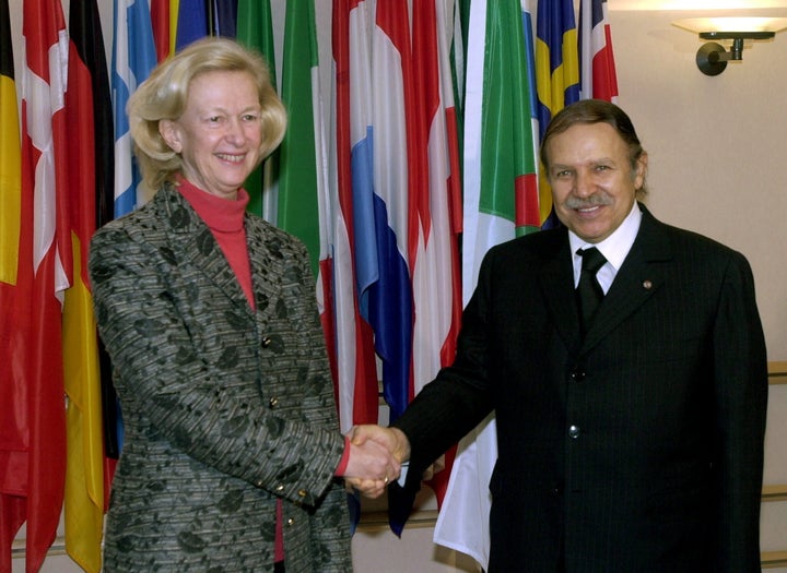 El por entonces presidente de Argelia, Abdelaziz Buteflika, saluda a la presidenta del Parlamento Europeo, Nicole Fontaine, en 2001
