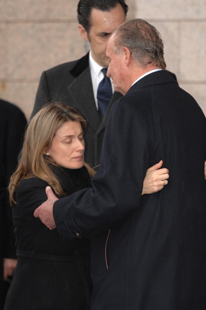 La reina Letizia y Juan Carlos I, en el funeral de su hermana Érika.