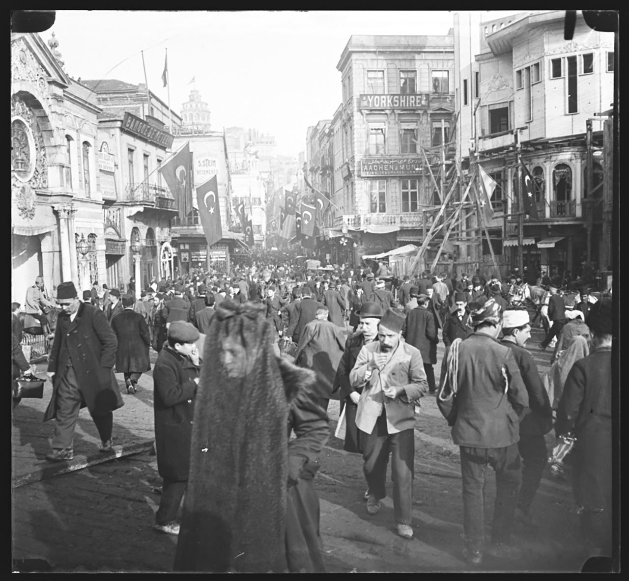 Κίνηση σε κεντρικό δρόμο της Κωνσταντινούπολης, 1890, άγνωστος φωτογράφος. Pierre de Gigord Συλλογή φωτογραφιών της Οθωμανικής Αυτοκρατορίας και της Δημοκρατίας της Τουρκίας. The Getty Research Institute, 96.R.14. Ψηφιακή εικόνα ευγενική προσφορά του Προγράμματος Ανοικτού Περιεχομένου του Getty