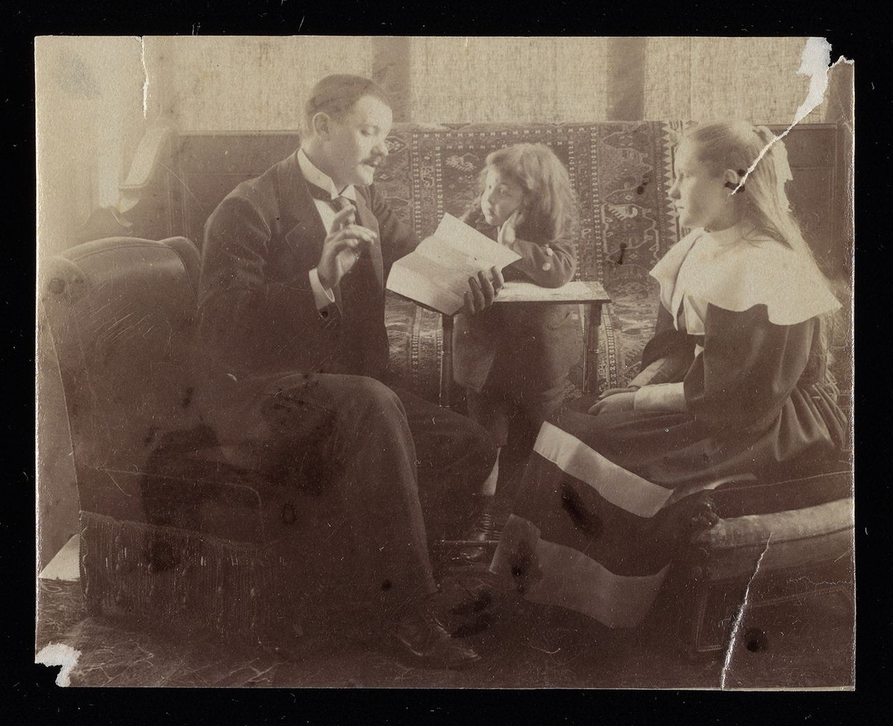 Άνδρας που διαβάζει σε δύο κορίτσια, 1890, άγνωστος φωτογράφος. Pierre de Gigord Συλλογή φωτογραφιών της Οθωμανικής Αυτοκρατορίας και της Δημοκρατίας της Τουρκίας. The Getty Research Institute, 96.R.14. Ψηφιακή εικόνα ευγενική προσφορά του Προγράμματος Ανοικτού Περιεχομένου του Getty