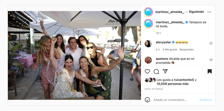 José Luis Martínez-Ameida se fotografía con unas chicas de despedida de soltera.