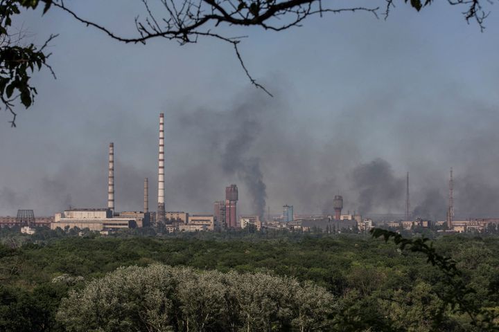 Ο καπνός σηκώνεται μετά από μια στρατιωτική επίθεση σε μια ένωση του χημικού εργοστασίου Azot του Sievierodonetsk, εν μέσω της επίθεσης της Ρωσίας στην Ουκρανία, στην πόλη Lysychansk, στην περιοχή Luhansk, Ουκρανία, 10 Ιουνίου 2022. Η φωτογραφία τραβήχτηκε στις 10 Ιουνίου 2022. REUTERS/Oleksandr Ratushniak