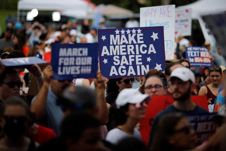 Μια γυναίκα κρατά ένα πλακάτ που γράφει «Make America safe again» κατά τη διάρκεια συγκέντρωσης «March for our lives» για τον έλεγχο των όπλων στο Πάρκλαντ της Φλόριντα των Η.Π.Α. 11 Ιουνίου 2022. REUTERS/Marco Bello