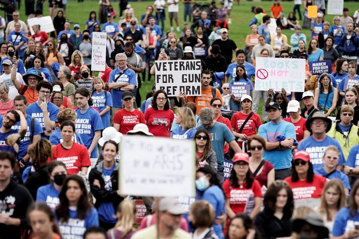 Οι διαδηλωτές κρατούν πλακάτ ενώ συμμετέχουν στην «Πορεία για τις Ζωές μας», μια από μια σειρά πανεθνικών διαδηλώσεων κατά της βίας με όπλα, στην Ουάσιγκτον, Ντι Σι, ΗΠΑ, 11 Ιουνίου 2022.