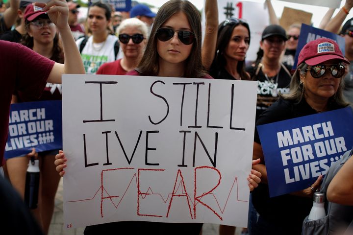 Εφηβη κρατά ένα πλακάτ κατά τη διάρκεια μιας συγκέντρωσης «Πορεία για τις ζωές μας» για τον έλεγχο των όπλων στο Πάρκλαντ της Φλόριντα των Η.Π.Α. 11 Ιουνίου 2022. REUTERS/Marco Bello