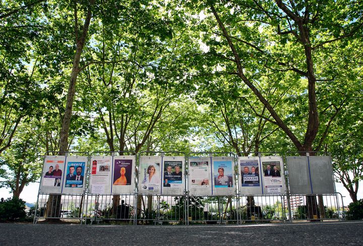 Εκλογικές αφίσες εκτίθενται για τις επερχόμενες κοινοβουλευτικές εκλογές στο Πω, στη νοτιοδυτική Γαλλία, Πέμπτη 9 Ιουνίου 2022. Οι βουλευτικές εκλογές θα διεξαχθούν στις 12 και 19 Ιουνίου 2022. (AP Photo/Bob Edme)