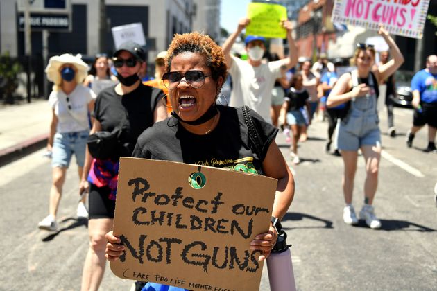 ロサンゼルスのデモ参加者。「銃ではなく子どもたちを守れ」と書かれたプラカードを掲げている（2022年6月11日）