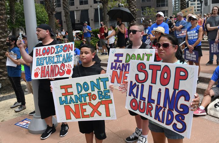 フロリダ州オーランドで開催された「命のための行進」デモ。「子どもたちを殺すのをやめろ」「次の犠牲者になりたくない」などのプラカードを掲げている（2022年6月11日）