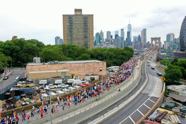 ニューヨークのブルックリン橋を行進する、デモ参加者（2022年6月11日）