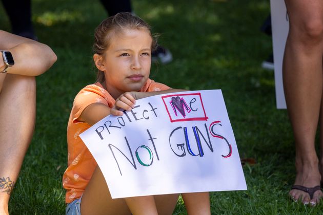 カリフォルニア州ロサンゼルスで「銃ではなく、私を守って」と書かれたプラカードを持って参加し8歳のシェーナ・ヴィレガスさん（2022年6月11日）