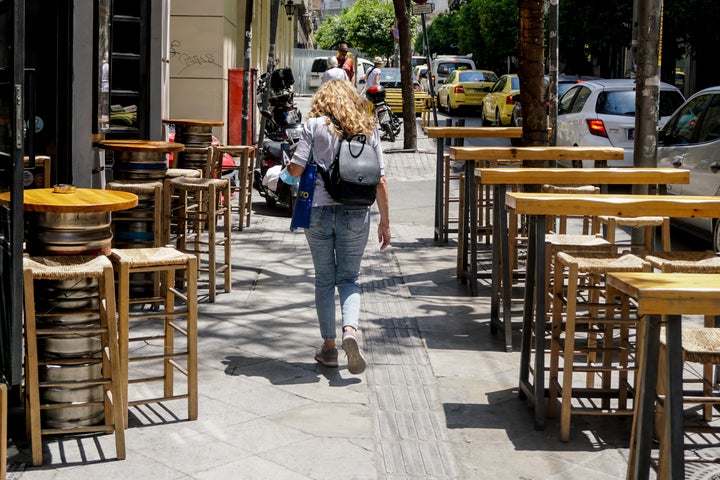 ΓΥΝΑΙΚΑ ΠΕΡΠΑΤΑΕΙ ΣΕ ΠΕΖΟΔΡΟΜΙΟ (ΚΟΝΤΑΡΙΝΗΣ ΓΙΩΡΓΟΣ EUROKINISSI)