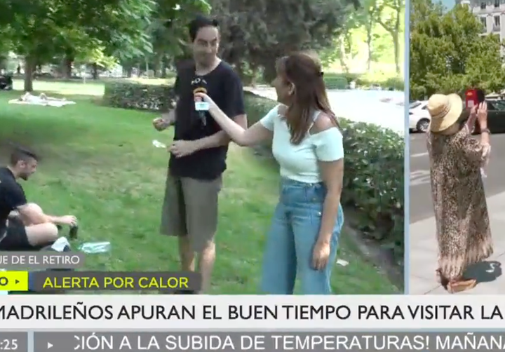 Una reportera de Telemadrid se acerca a un joven a preguntarle por el calor.