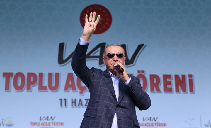 Ο Τούρκος Πρόεδρος Ρετζέπ Ταγίπ Ερντογάν σε ομιλία του κατά τη διάρκεια μιας μαζικής τελετής εγκαινίων στο Βαν της Τουρκίας στις 11 Ιουνίου 2022.