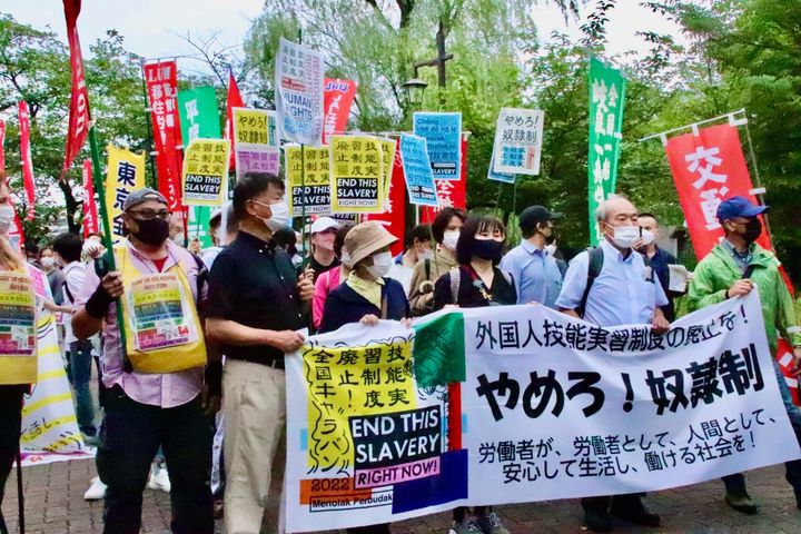 制度廃止を求めるデモ行進に参加する技能実習生や支援者ら＝東京都内、6月12日