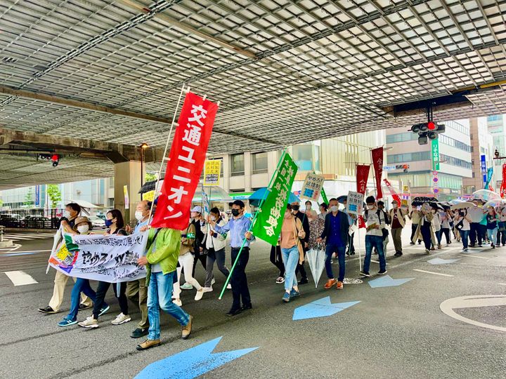 「奴隷制！」「ノー！」などと声を上げるデモ参加者たち＝東京都内、6月12日