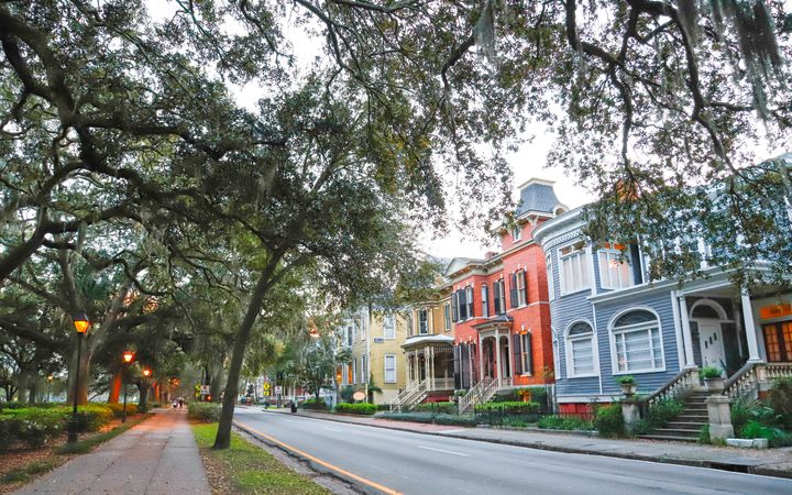 Il y a de nombreuses maisons historiques et d'autres bâtiments remarquables à travers Savannah. 