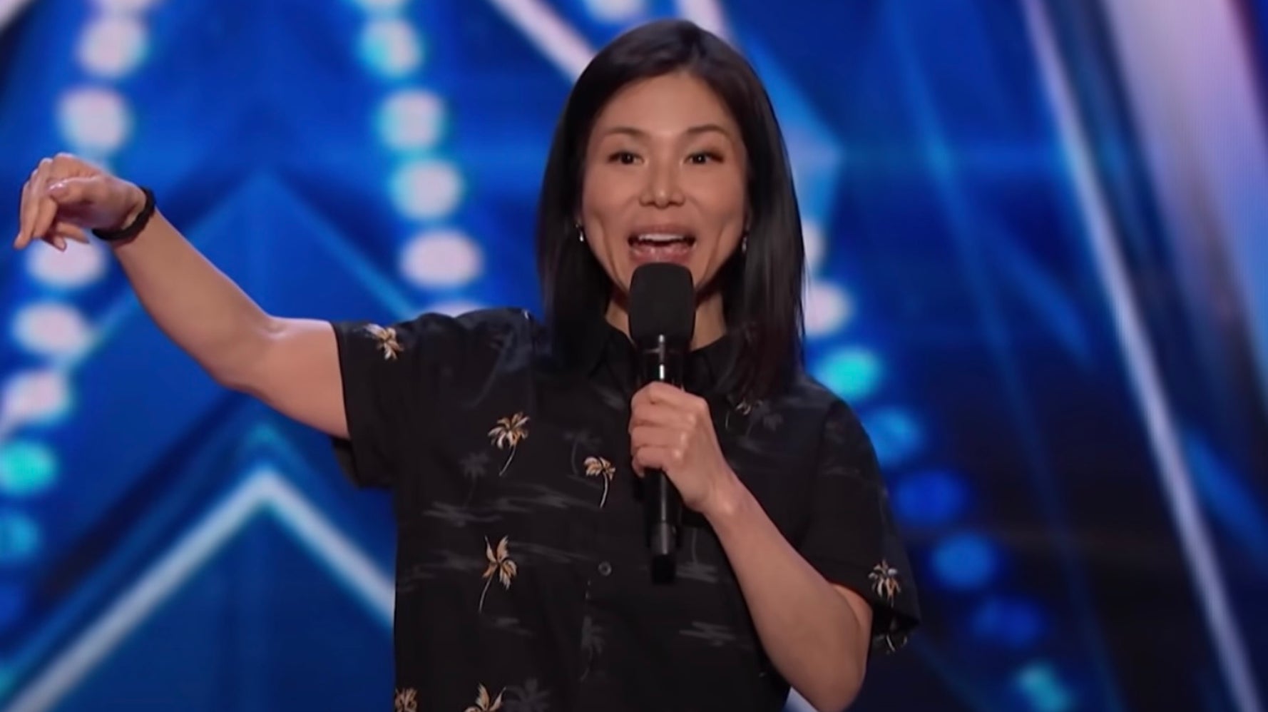 日本出身女性コメディアンのジョークに喝采 成功間違いなし 米人気オーディション番組 動画 ハフポスト World 日本出身女性コメディアンのジョークに喝采 成功間違いなし 米人気オーディション番組 動画 ハフポスト World