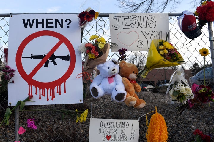 Mensajes contra las armas, flores y peluches ante la tienda atacada en Boulder, Colorado, el pasado 24 de marzo, donde fueron asesinadas diez personas.