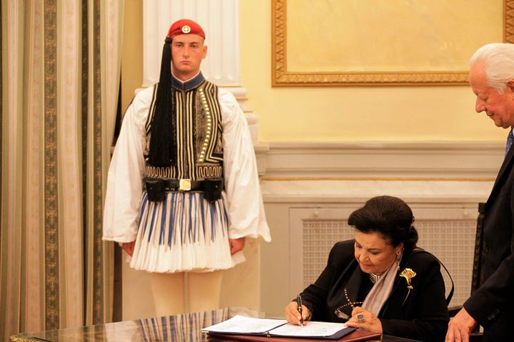 Η Μαρίνα Λαμπράκη Πλάκα κατά την ορκωμοσία της υπηρεσιακής κυβέρνησης του 2015