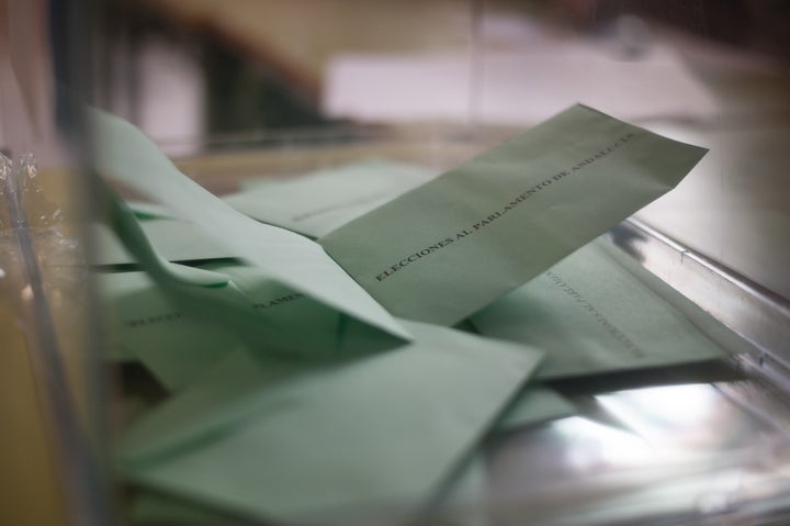 Imagen de archivo de una urna electoral en los pasados comicios andaluces.